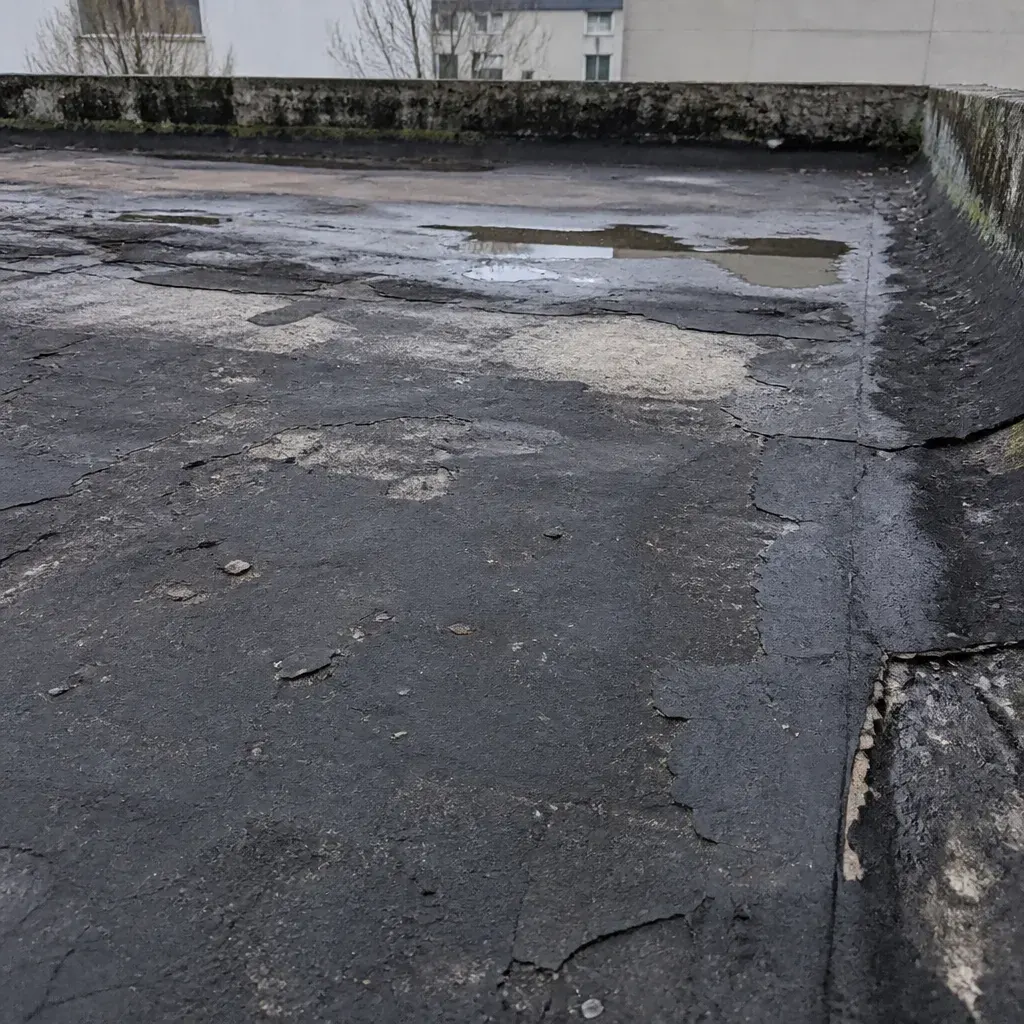 Membrane d’étanchéité usée et fissurée avant réfection