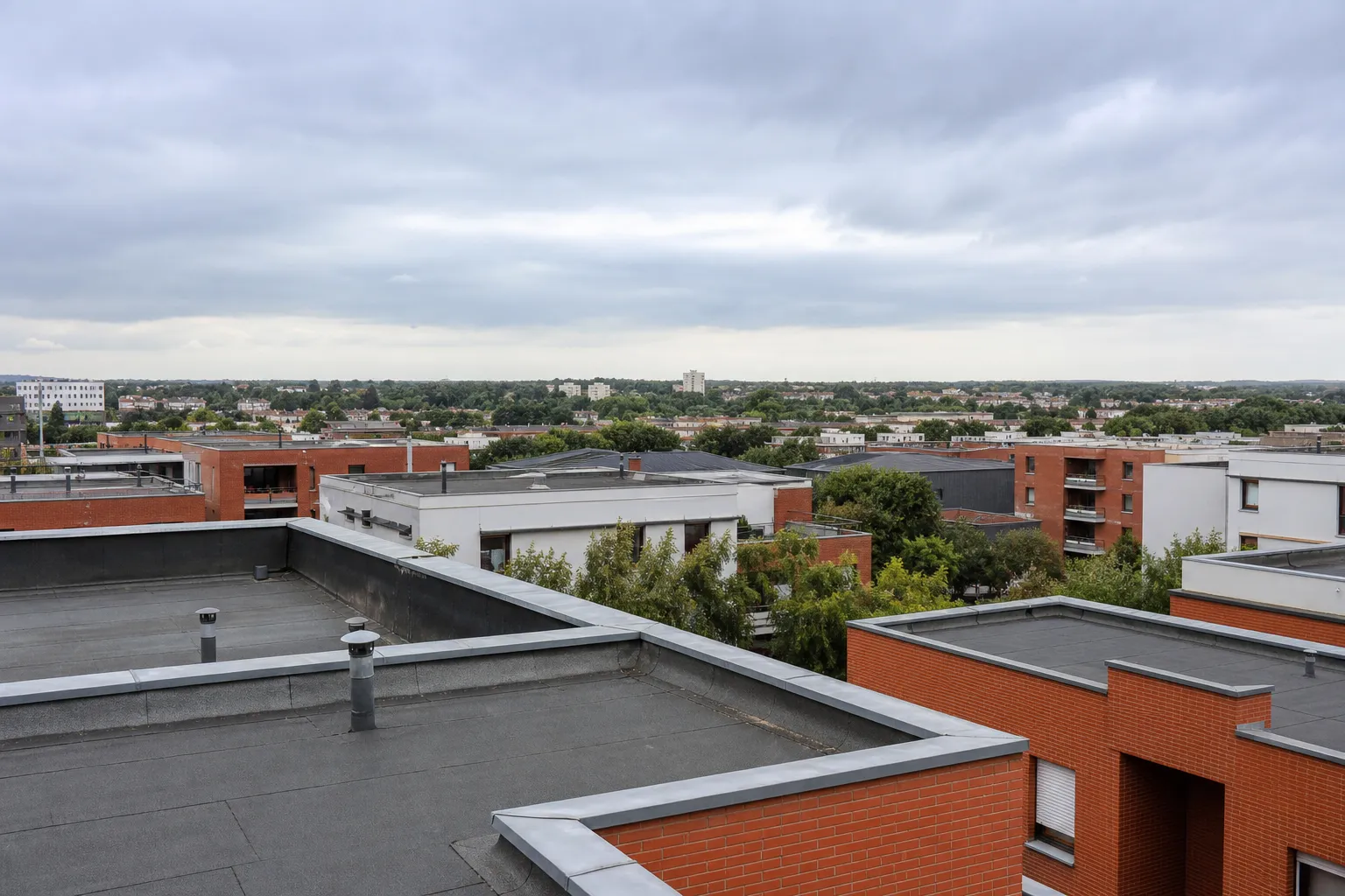 Vue de toitures-terrasses sur la métropole toulousaine